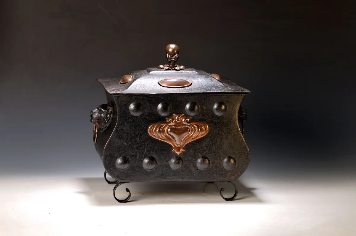 Bac à charbon/accessoire de cheminée, probablement allemand, vers 1900, tôle de fer bombée, latéralement avec