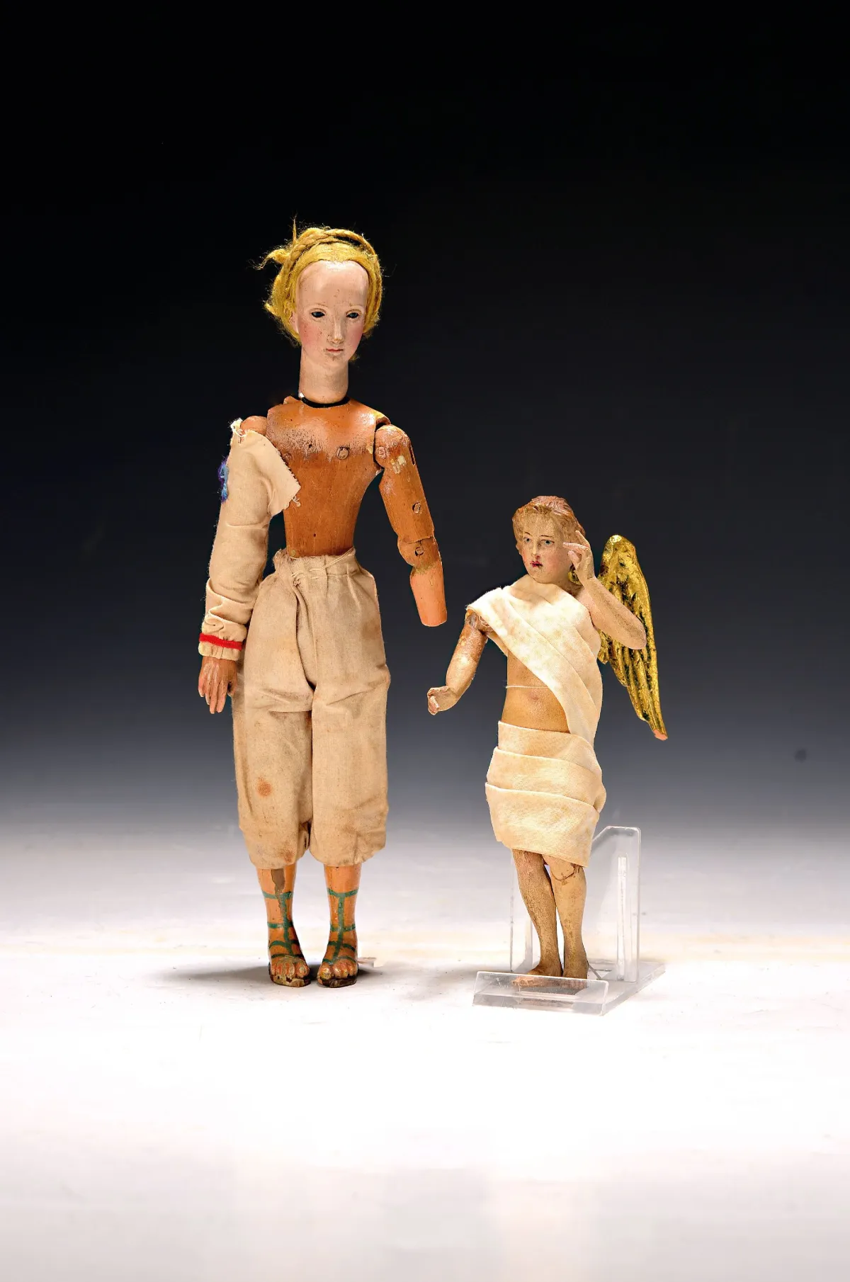2 figures de crèche, 18e et 19e s., ange et figure à membres mobiles,