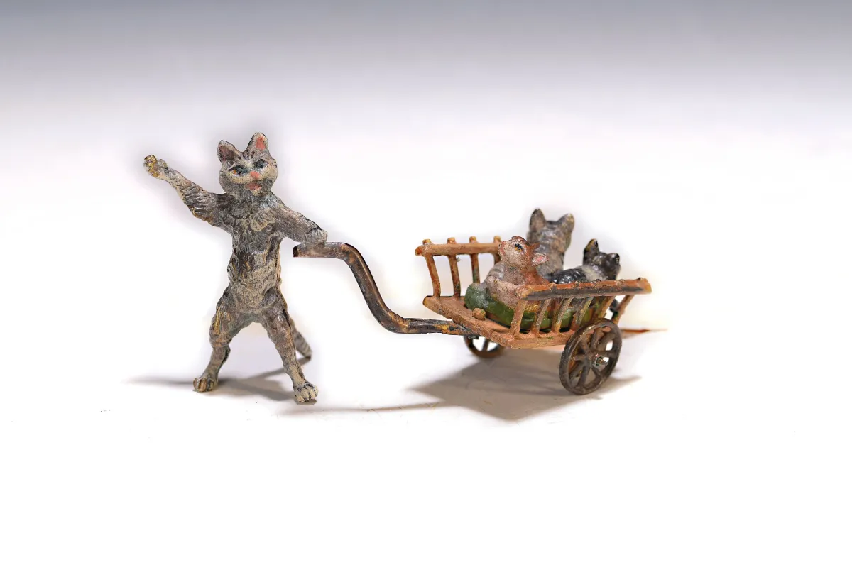 Bronze viennois, chat avec charrette à bras, signé Wasserkrug, (sur le timon), sur le