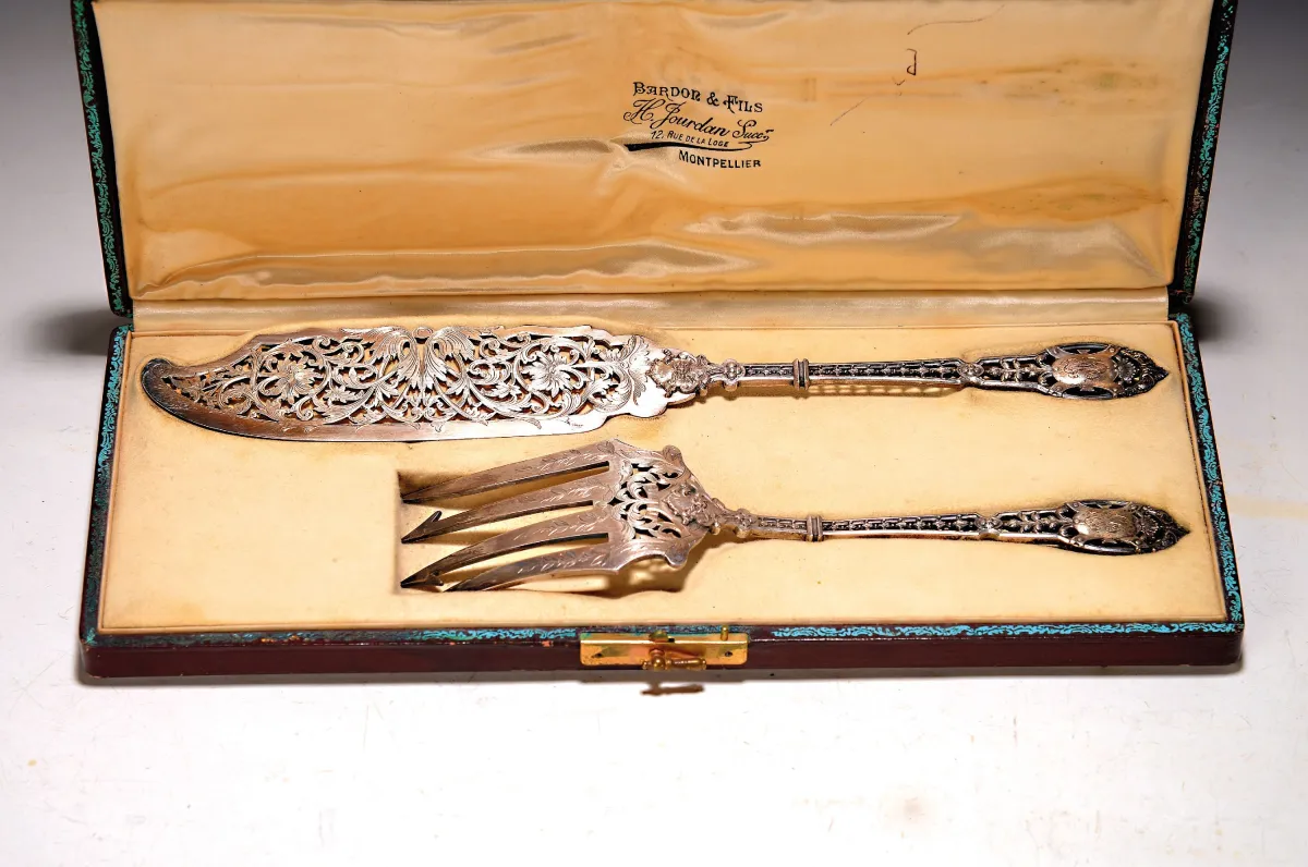 2-piece fish serving set, silver, France, early 20th c., 950 silver, rich