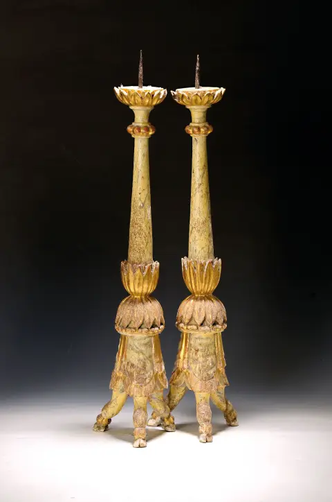Paire de chandeliers d'église ou d'autel, 19e s., bois, polychrome et doré