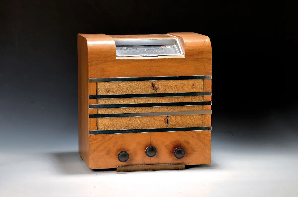 Rádio "Ariane", Francie, 30. léta, skříň dýha ořech, knoflíky