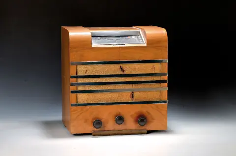 Radio "Ariane", France, années 1930, boîtier placage noyer, boutons