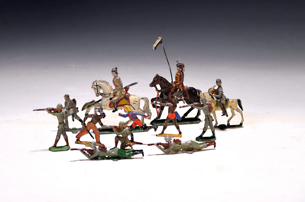 Soubor cca 80 cínových figurek, před 1945, německé, cín, barevně malované, různé
