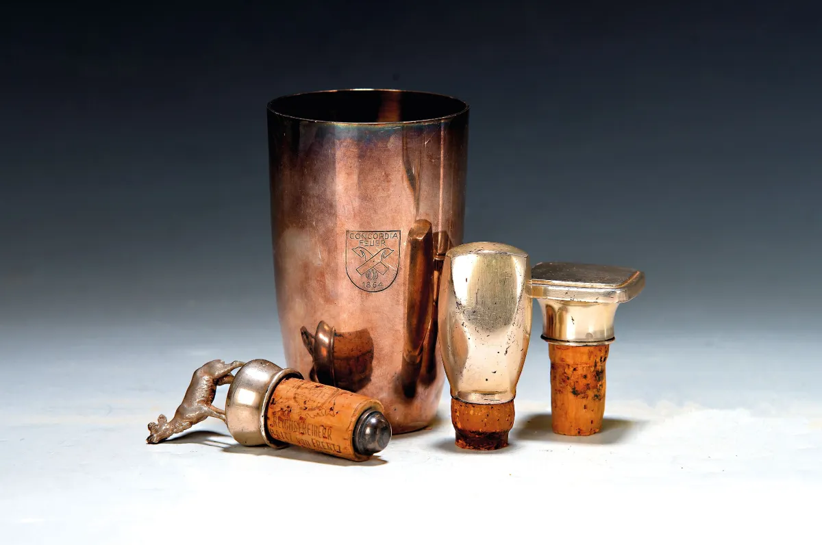 3 bouchons de bouteille, ensemble de 6 ronds de serviette et un gobelet, allemand, vers 1900
