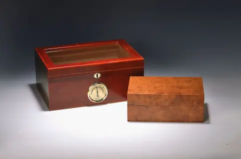 Deux humidors, 20e s., boîtier en bois, 1x avec placage noyer et 7 Romeo y Julieta