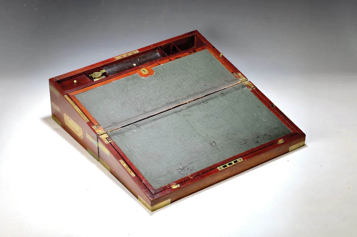 Coffret de voyage, Angleterre, vers 1900, acajou avec garnitures en laiton, deux