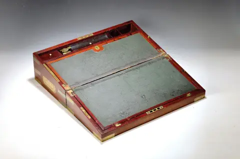 Coffret de voyage, Angleterre, vers 1900, acajou avec garnitures en laiton, deux