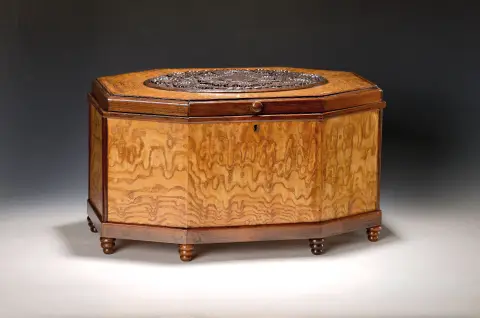 Coffre Art déco, années 20/30, forme octogonale, sur pieds tournés, placage de frêne et