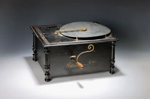 Orgue de Barbarie à plaques de métal, dit Amorette-Mandolinta, 20e s., peint en noir