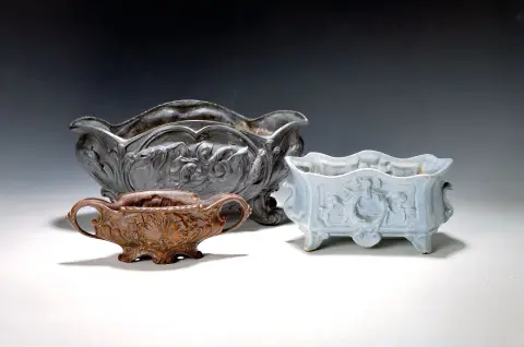 3 jardinières, France, vers 1900, Art nouveau, 1 x fonte avec décor de coquillages, env.