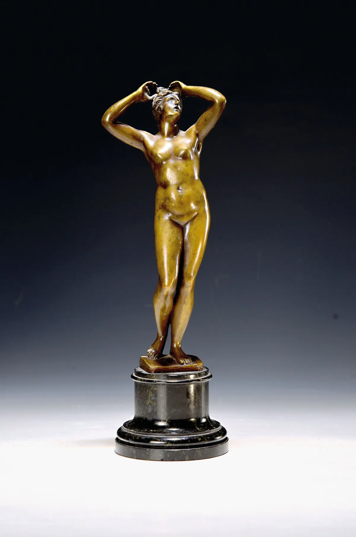 Bronzefigurine Venus, wohl Italien, um 1900, Bronze patiniert, runder Steinsockel, H. 33