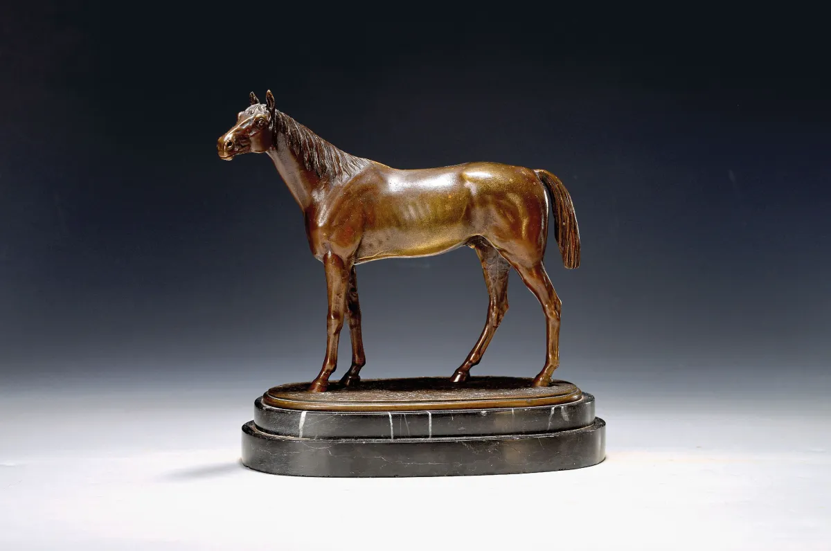 Otto Rasmussen, 1845 Berlijn-1912, staand paard, bronzen beeldje, op de plint