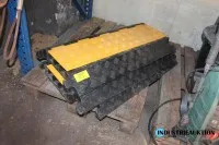 Cable crossing plates