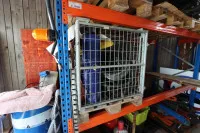 1 mřížová paleta s různými hydraulickými hadicemi
