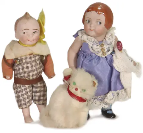 2x Kewpie, garçon en biscuit massif