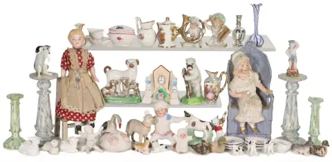 Decoratiestukken voor kleine porseleinen winkel in poppenhuis