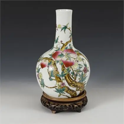 Vase à col étroit sur socle, avec symboles de longévité