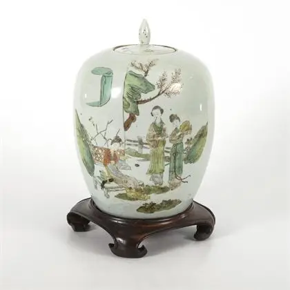Vase couvert avec socle