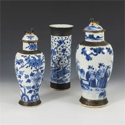 3 asiatische Vasen mit Blaumalerei und Krakelee-Glasur