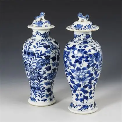 Deux vases couverts similaires