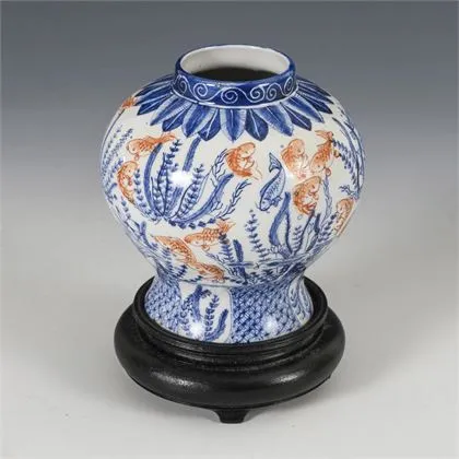 Petit vase avec poissons