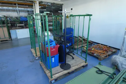 Mixed lot/furnishings, with storage rack