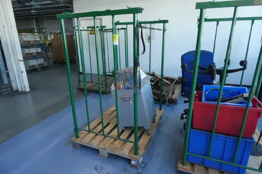 Waste container for solvent-containing waste, without storage rack