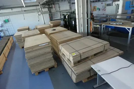 Partij houtachtige platen, 16 pallets