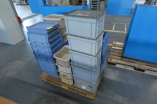 Partij kunststof kratten, met pallet