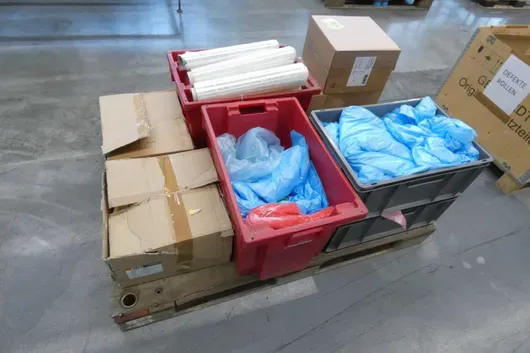 Partij verpakkingsmateriaal, met pallet