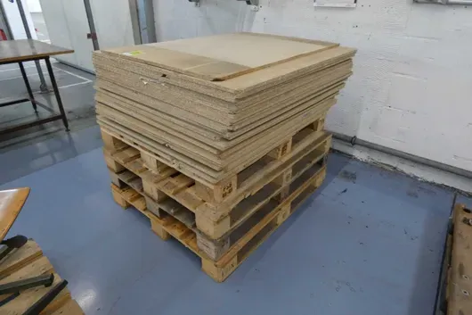 Lot of wood-based panels, with pallets