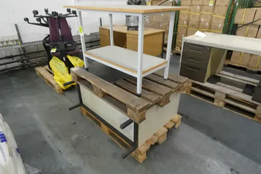 Werktisch und Sideboard, mit Paletten