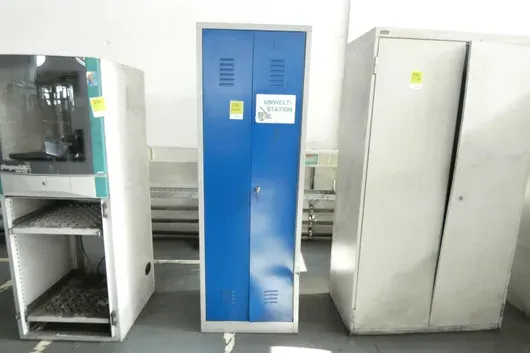 Spindschrank, mit Inhalt