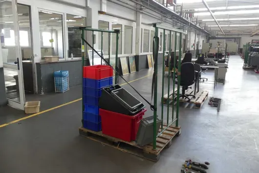 Lot of storage boxes, with lashing strap