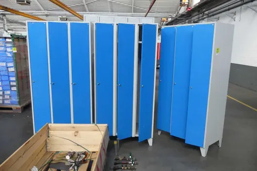 3x Armoire vestiaire, chacune 3 portes