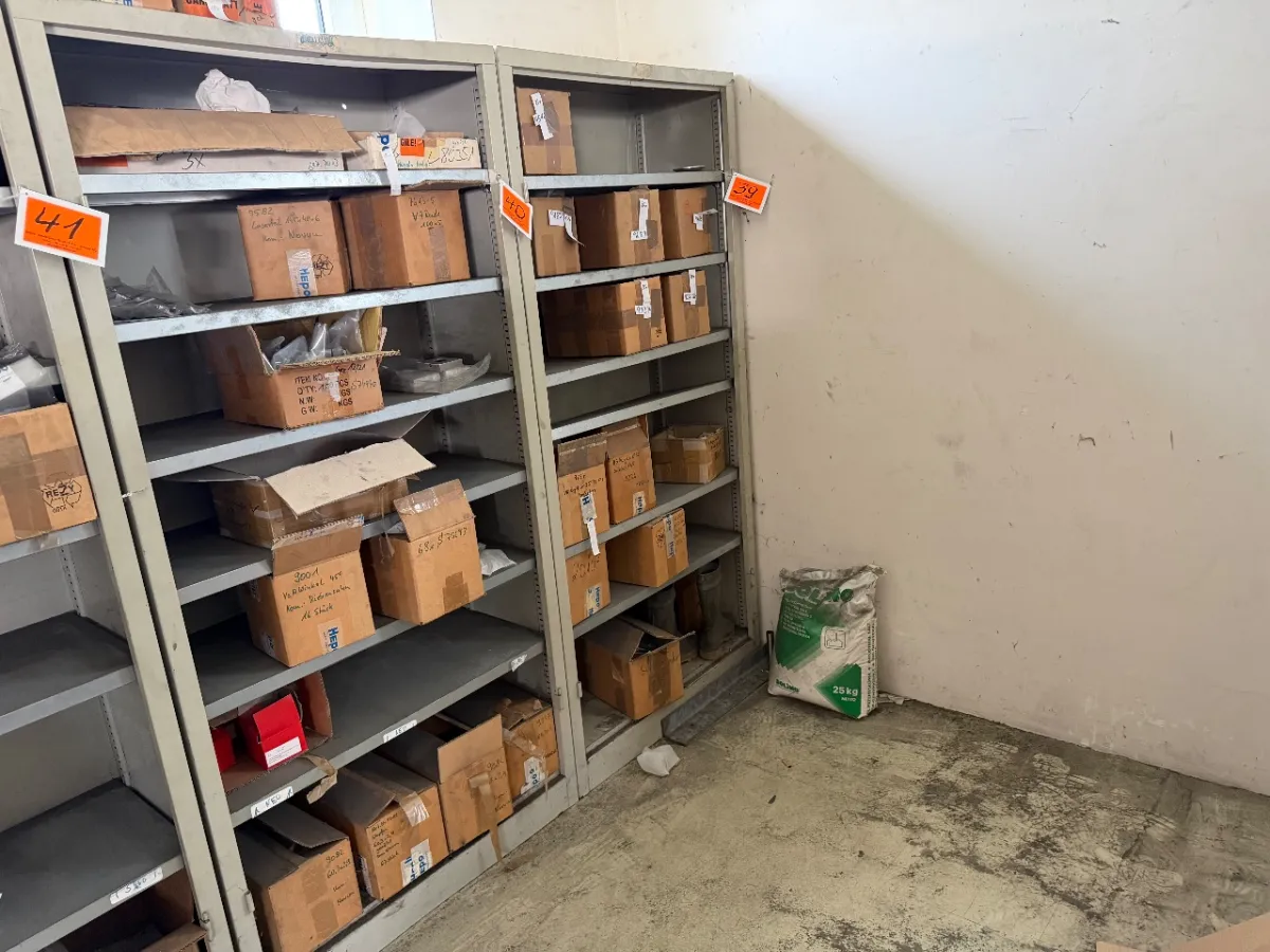 Open metalen kast (leeg)