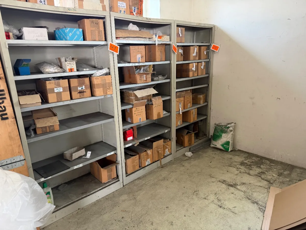 Open metalen kast (leeg)