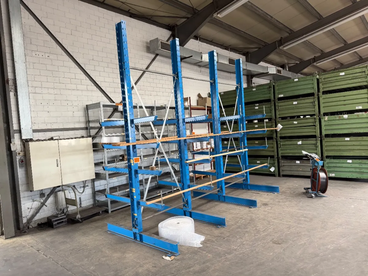 Double-sided cantilever rack (OHRA)