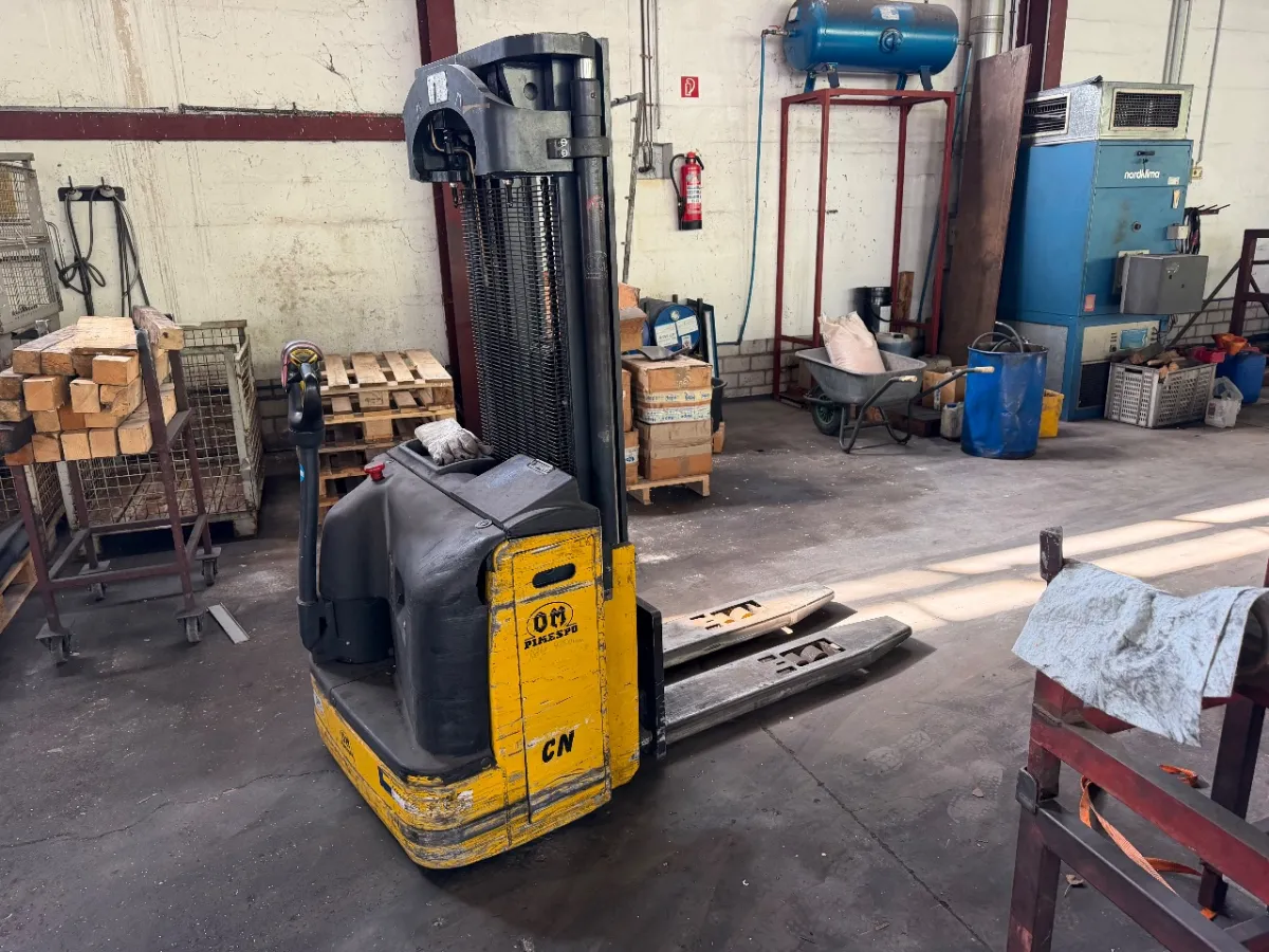 Electric pallet truck (OM CARRELLI, CN 20)