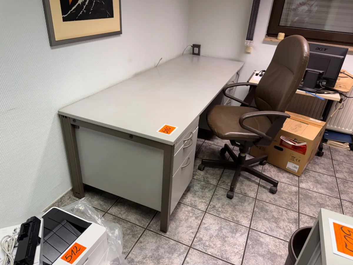 Schreibtisch (beids. Unterbau) + (1 Büro-Drehsessel)