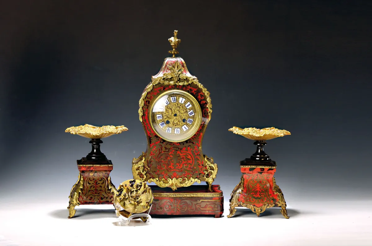 Pendule plus petite avec garnitures, France vers 1870, boîtier Boulle sur base séparée