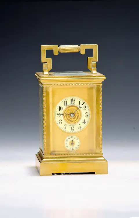 Réveil de voyage, France, vers 1910/20, boîtier en laiton décoré, facetté sur toutes faces