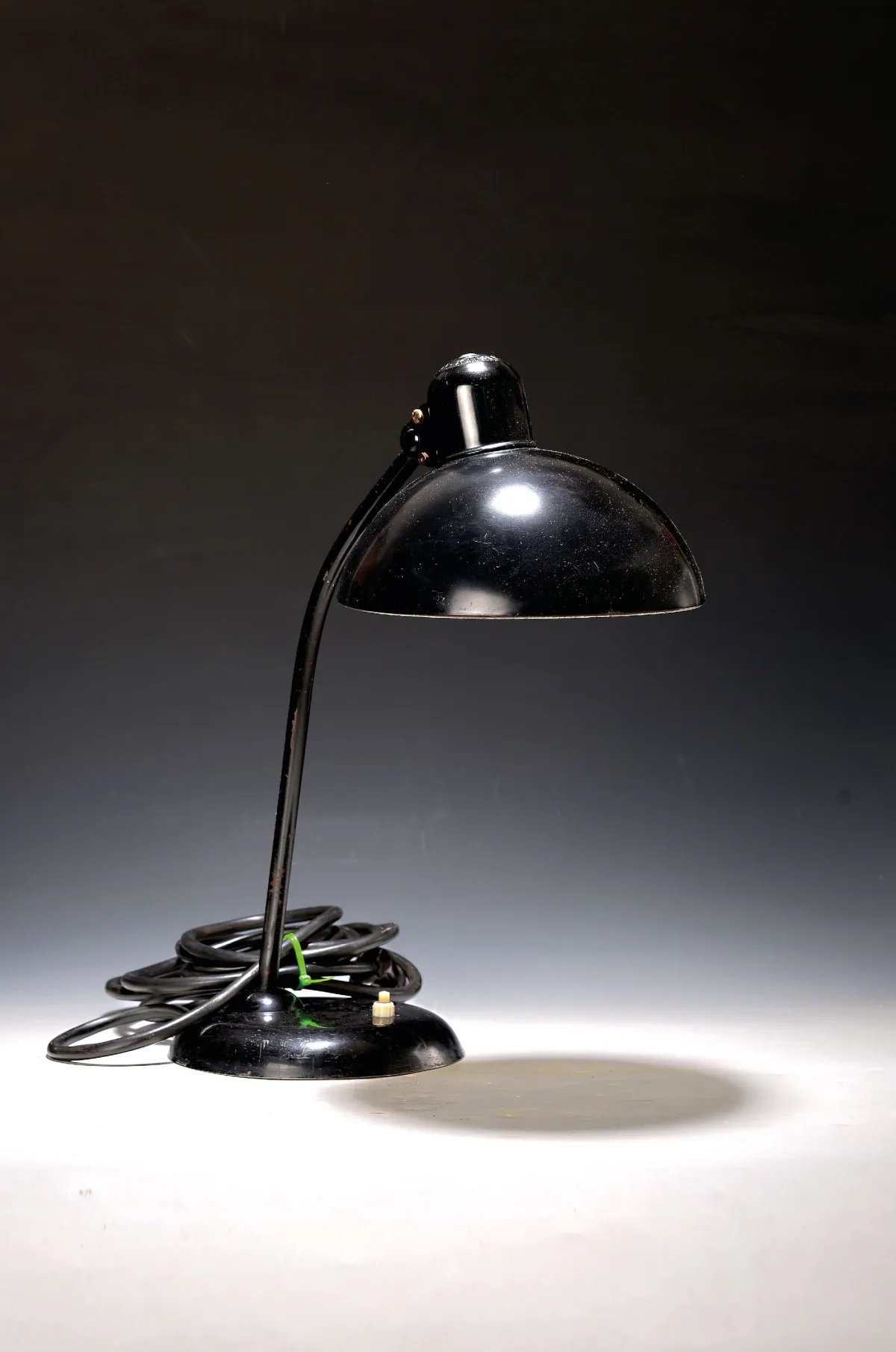 Lampe de table 6556-T, Kaiser Idell, dessin Christian Dell (vers 1931), acier/laiton, noir