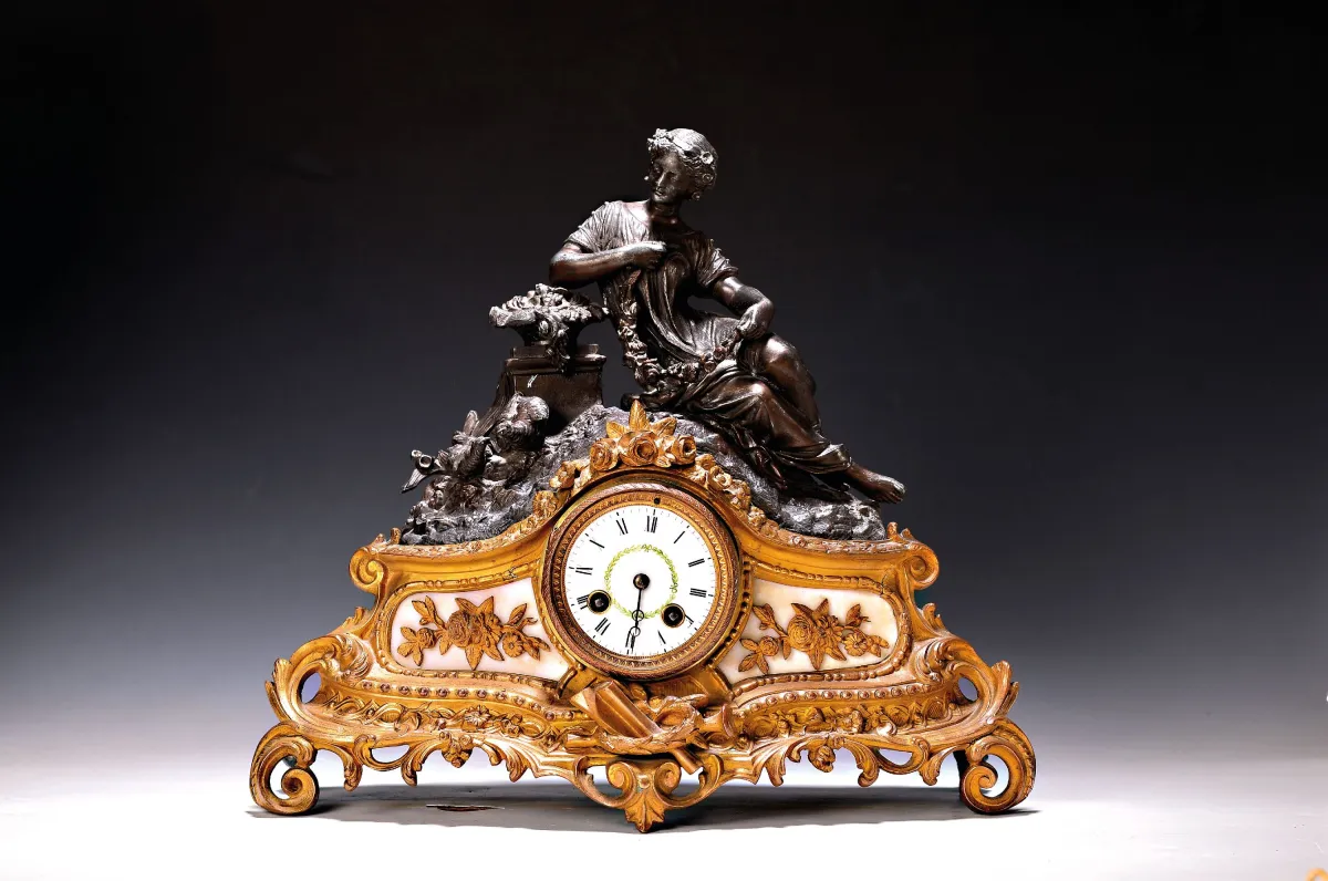 Pendule, France, vers 1900, socle en fonte de laiton ornée d'incrustations d'albâtre