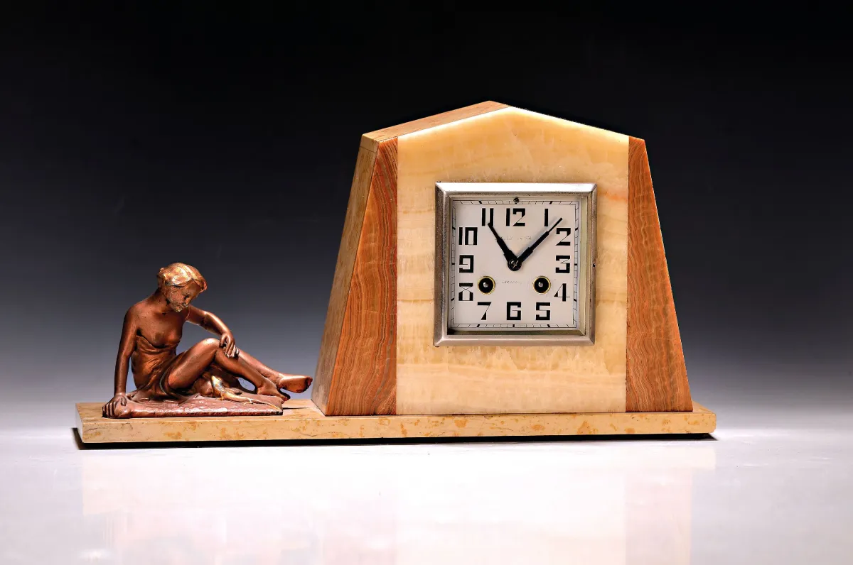 Tischuhr, Frankreich, 1930er Jahre, Art-Deco, Marmorgehäuse mit Frauenfigur, Glasdeckel
