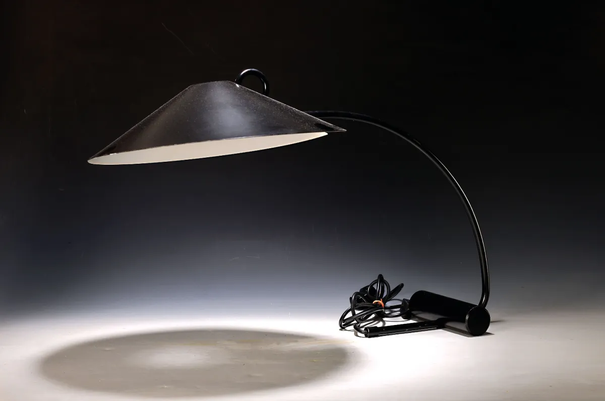 Lampe de table, probablement Artimeta, années 1980, structure laquée noire, intérieur blanc