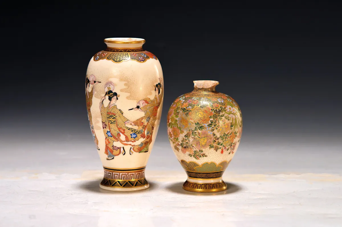 Deux petits vases, Japon, Satsuma, vers 1900, 1x forme balustre, fond clair
