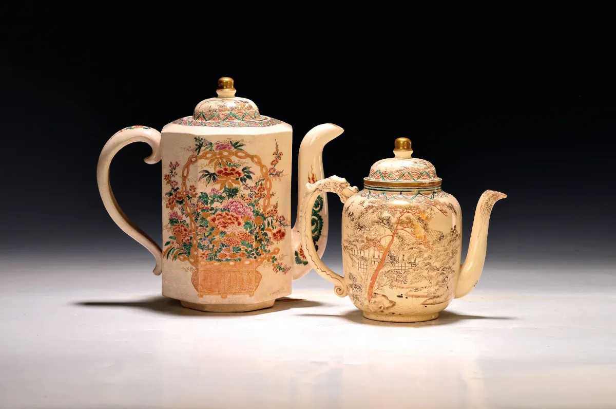 Dvě konvice a mléčenka, podšálek, Satsuma, Japonsko, konec 19. stol.