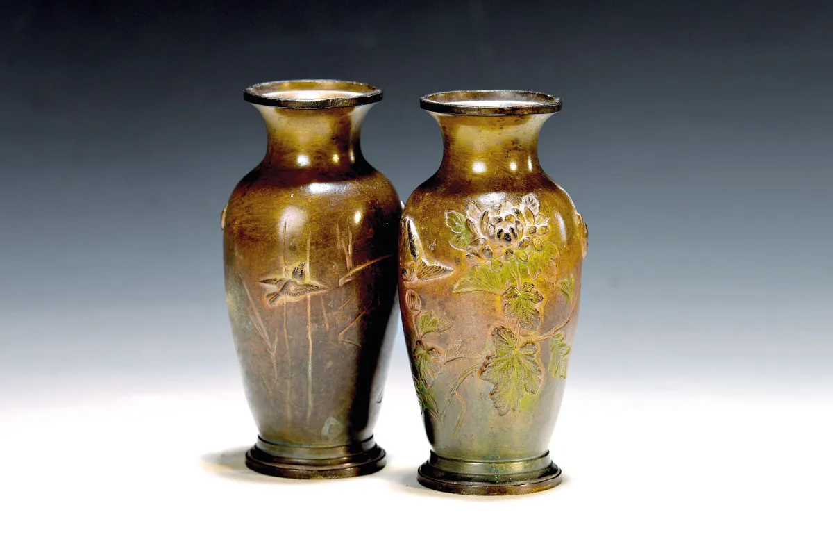 Paire de vases, Japon, vers 1900, bronze, relief chrysanthèmes et oiseaux, H. env.